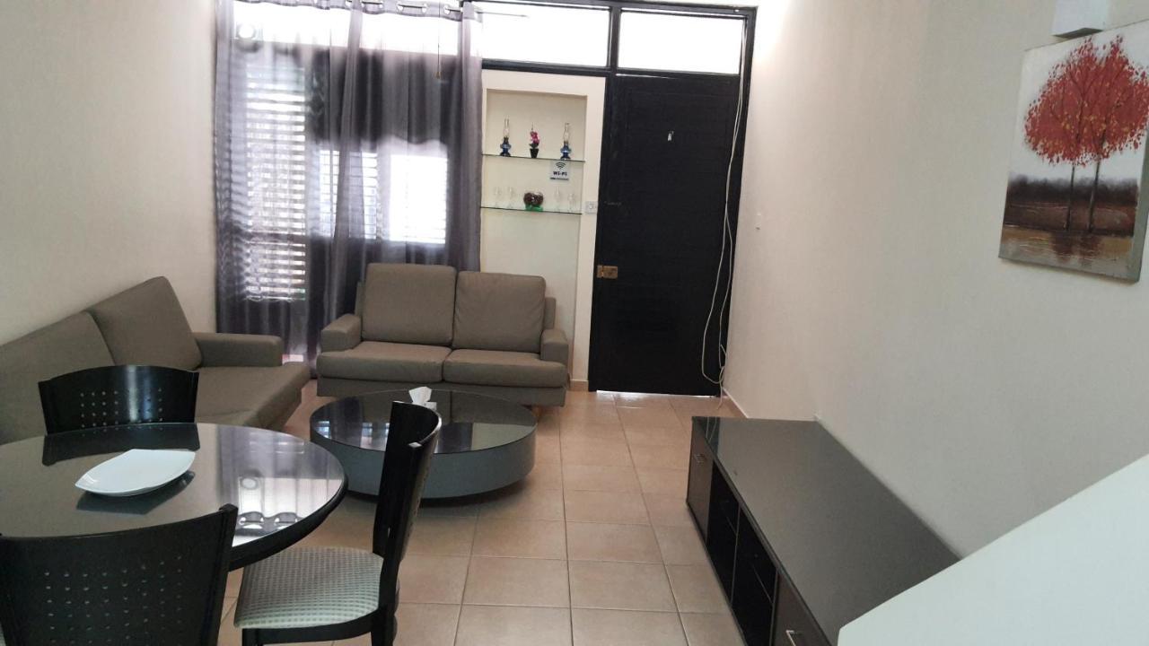 Lovely 2 Bedrooms In The Tourist Area In Paphos . Exteriör bild